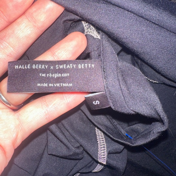 Halle Berry X Sweaty Betty Patience Split Back Tee - Picture 4 of 7